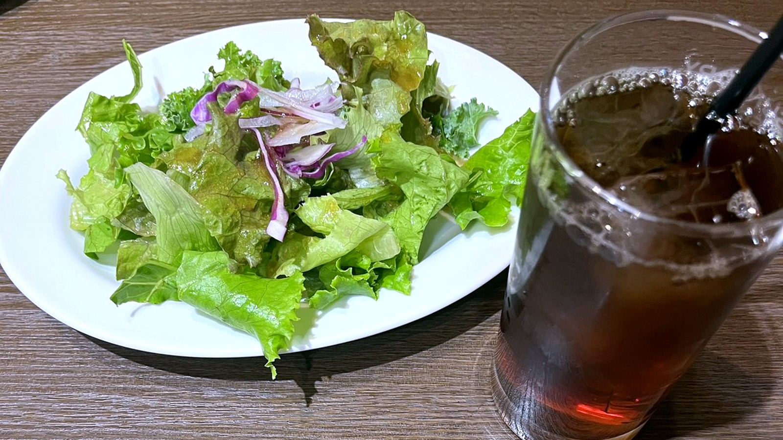 皿に盛られたサラダとグラスに入ったアイスティー
