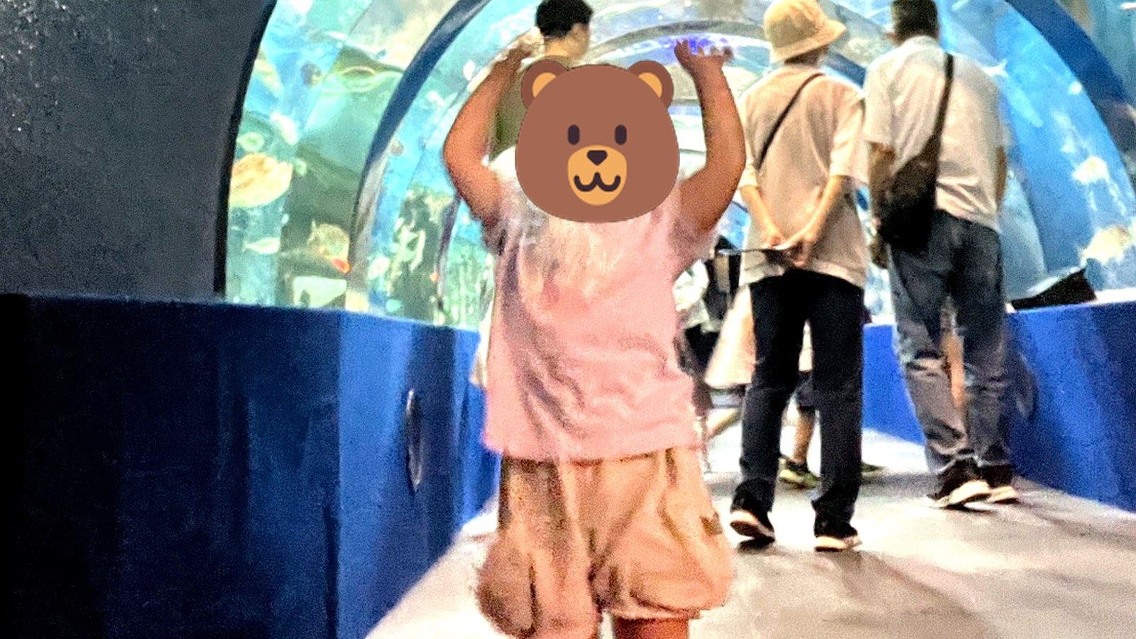 水族館の水中トンネルの中にいる子ども