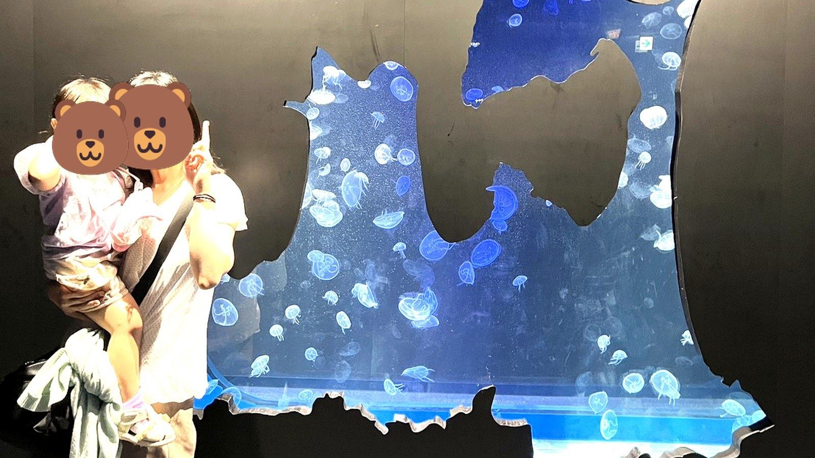 水族館のクラゲ水槽前での親子ショット