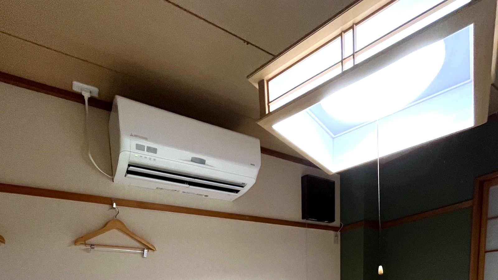 布団が敷かれた畳の和室