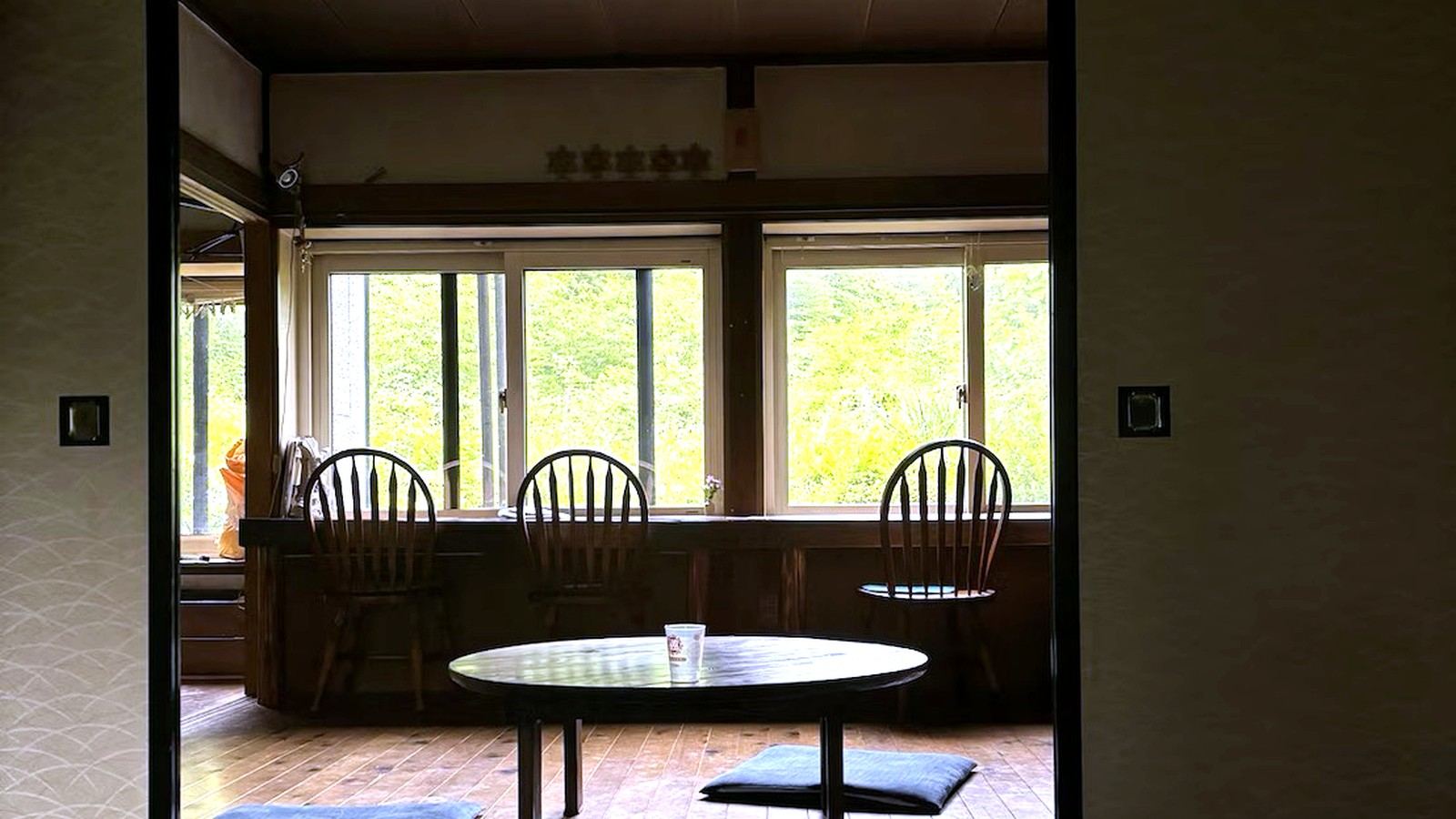 窓から新緑が見える和風の部屋