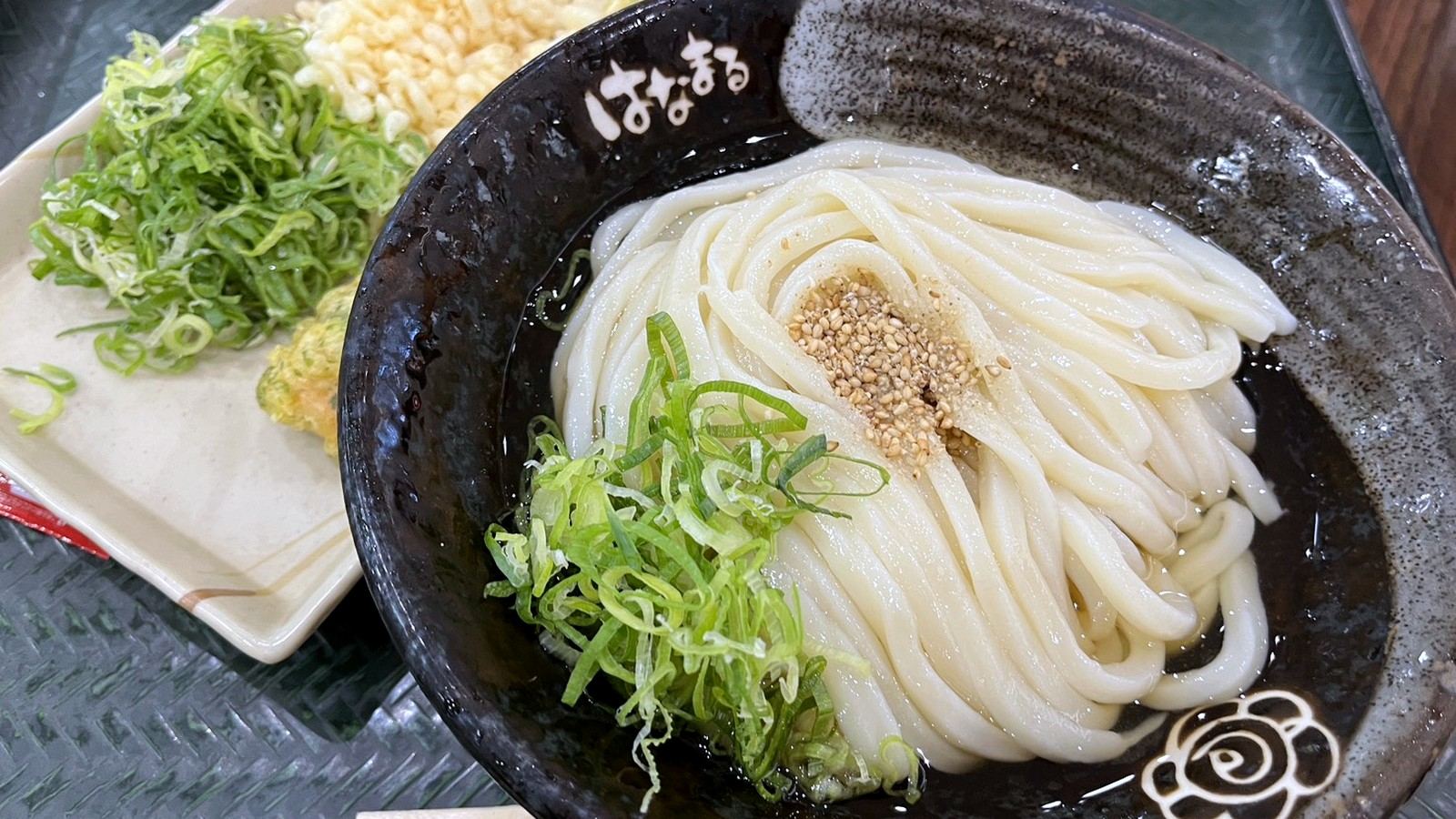 はなまるうどんのうどんと薬味
