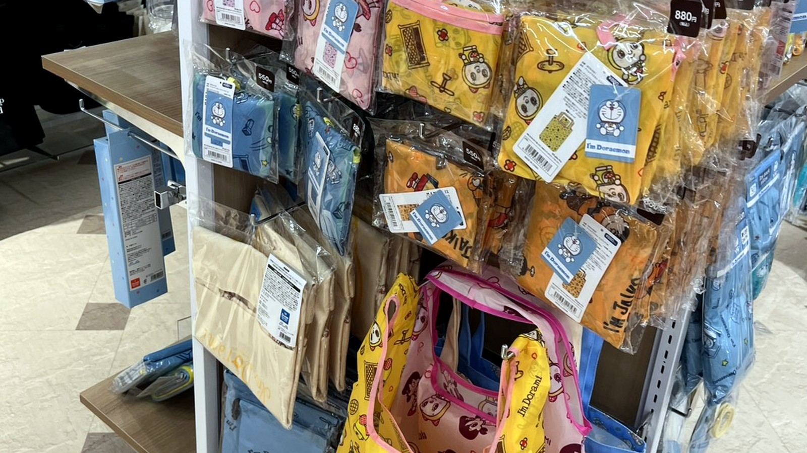 店頭に並ぶドラえもんのエコバッグやポーチ