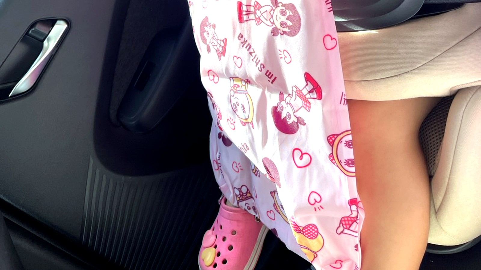 チャイルドシートに座る子ども