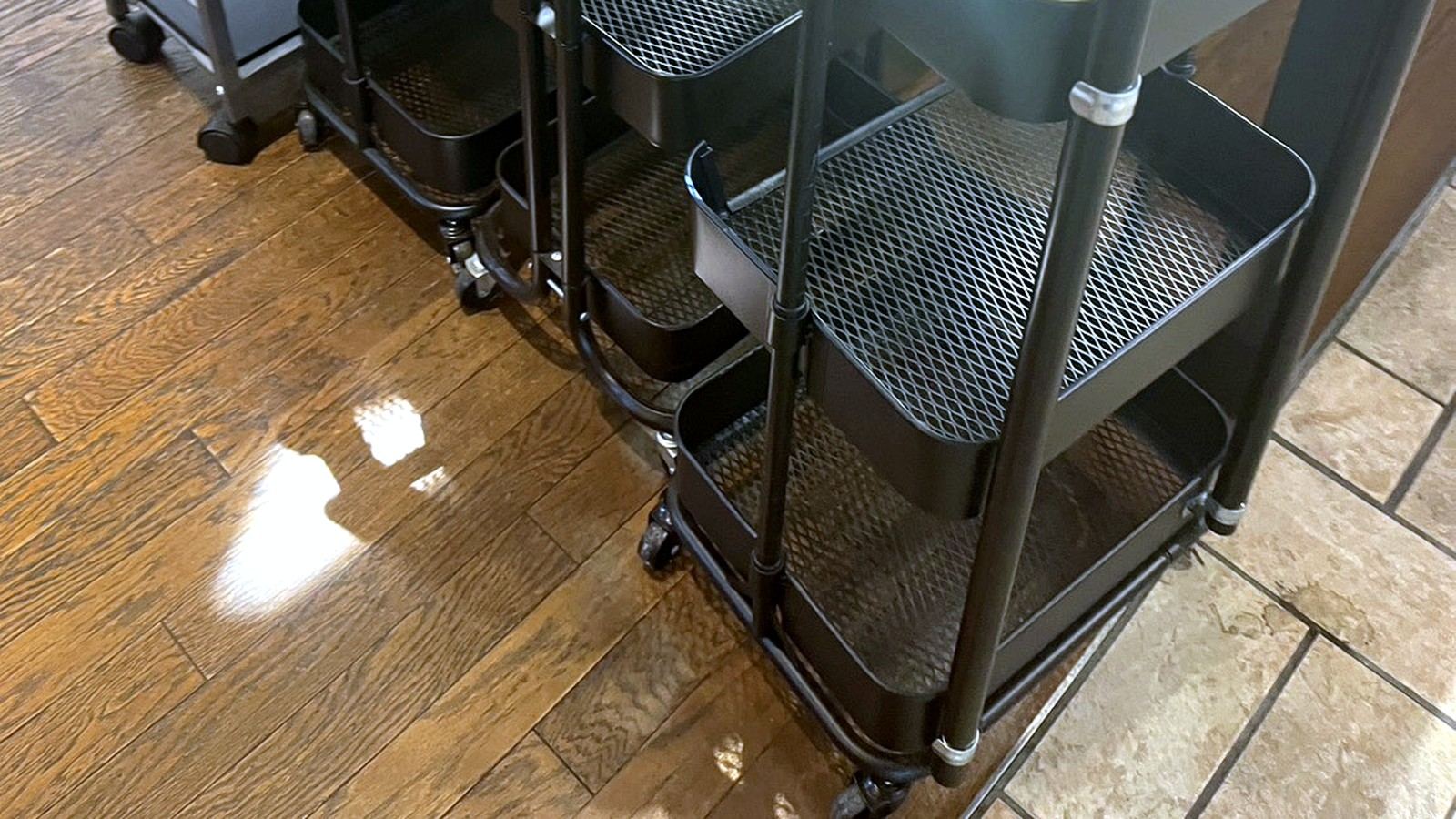 パン屋のベーカリーカートと陳列棚