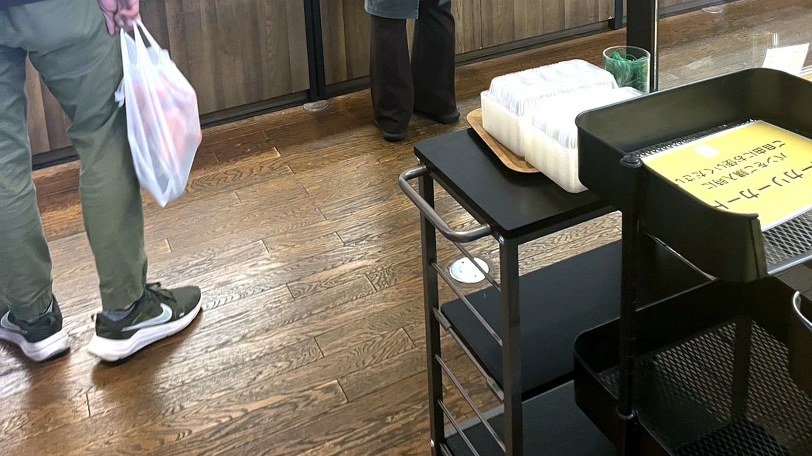 パン屋の売り場と作業する店員