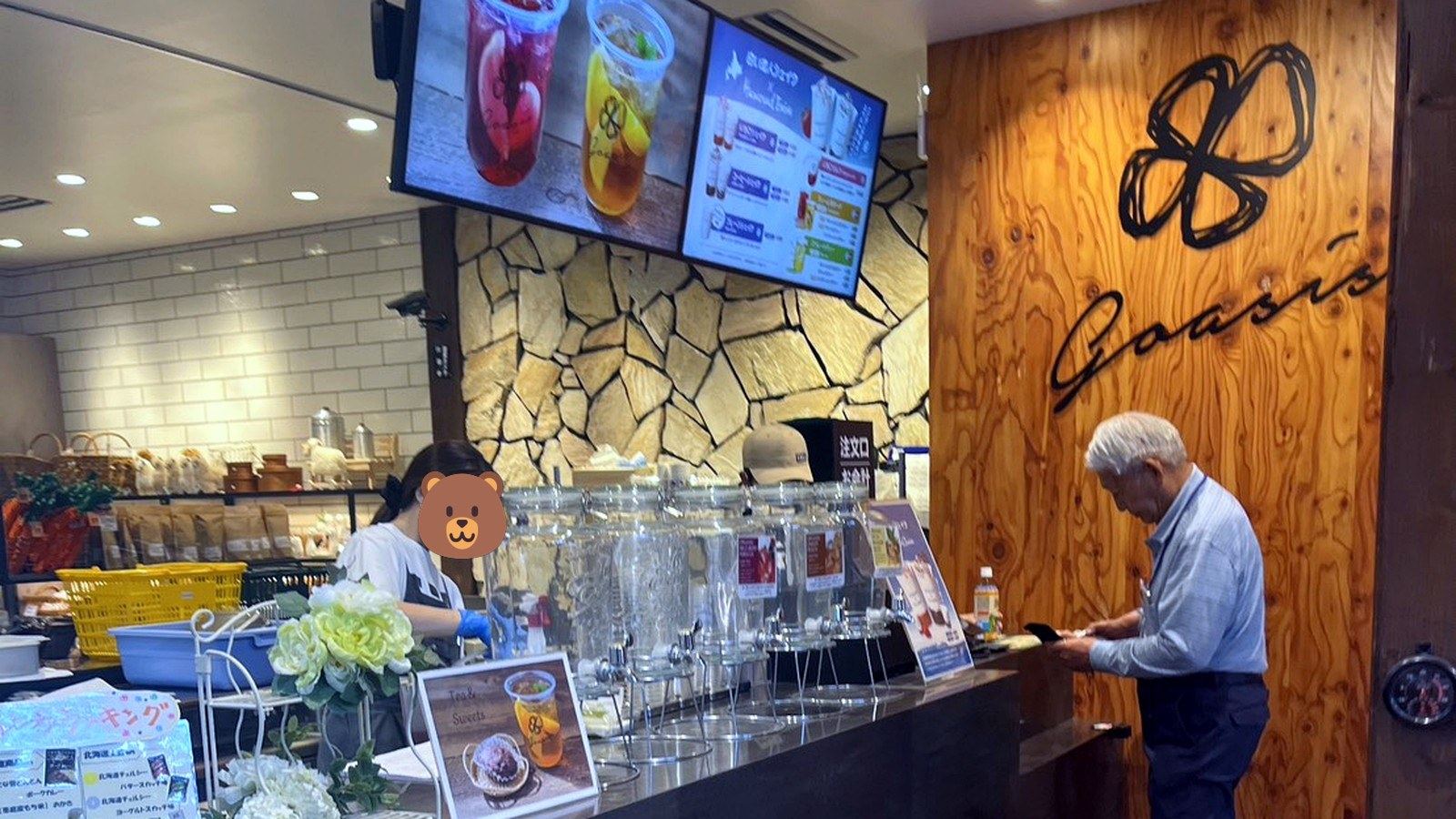 カフェの注文カウンターと店内の様子