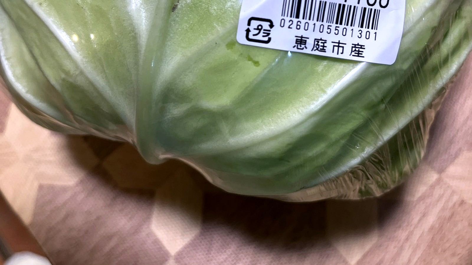 値札ラベル付きのサワーキャベツ