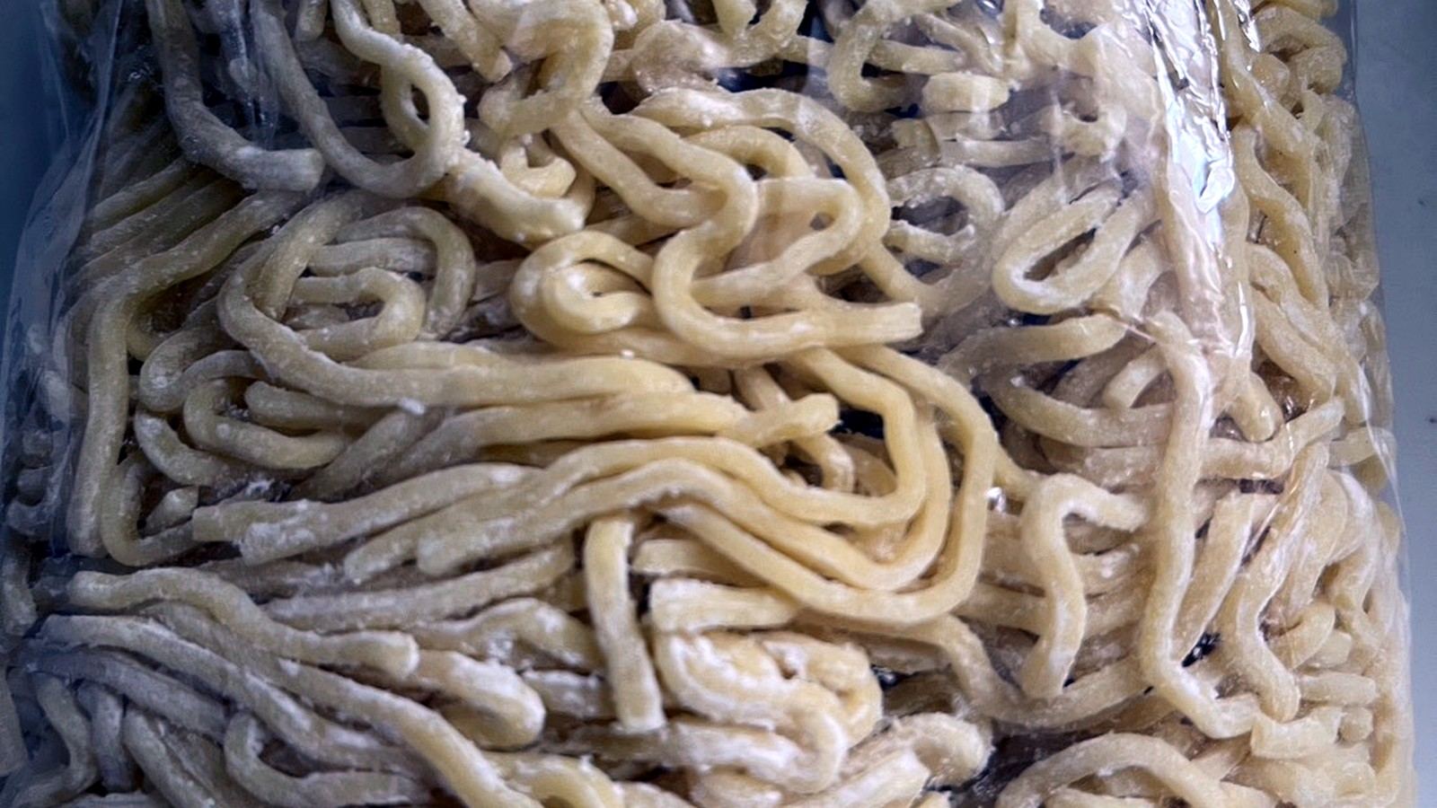 袋に入った中華麺の生麺
