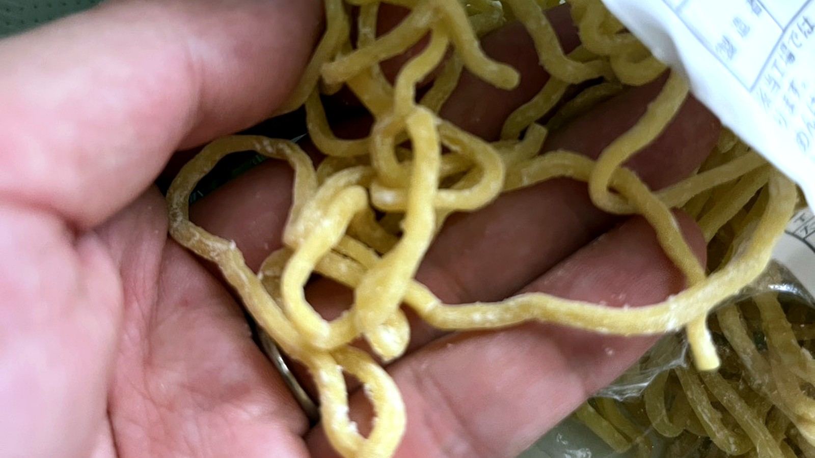 袋から取り出した生中華麺