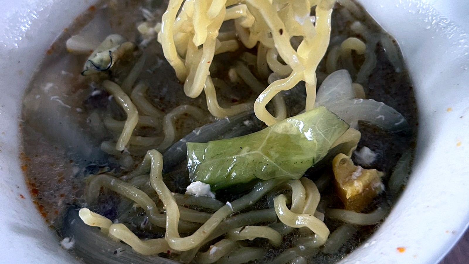 箸で麺を持ち上げたラーメン