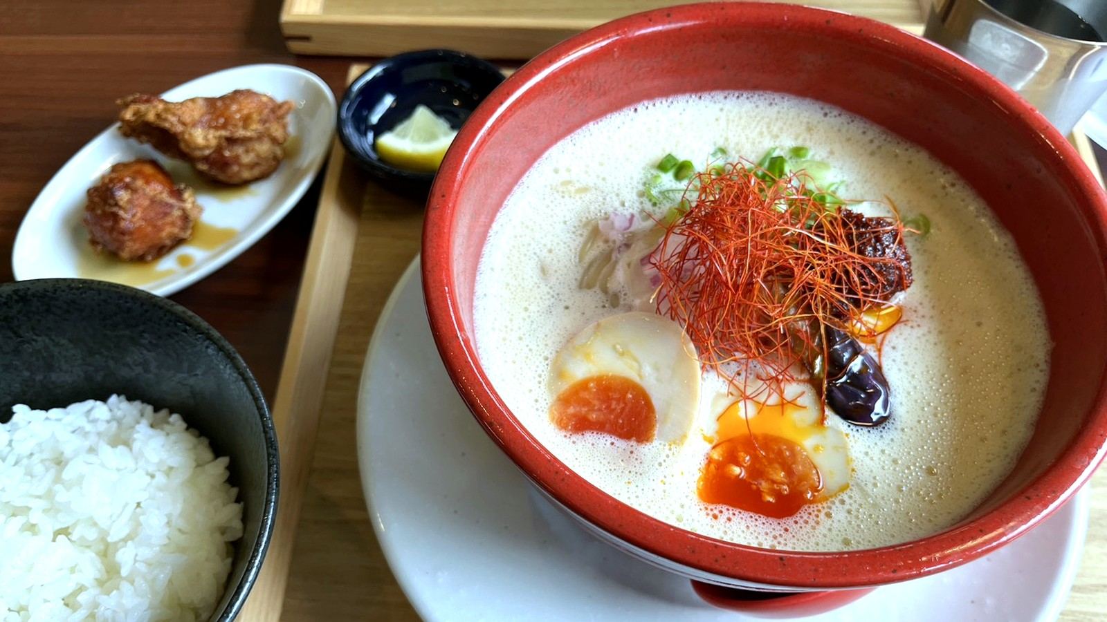 泡系ラーメンとご飯、唐揚げのセット