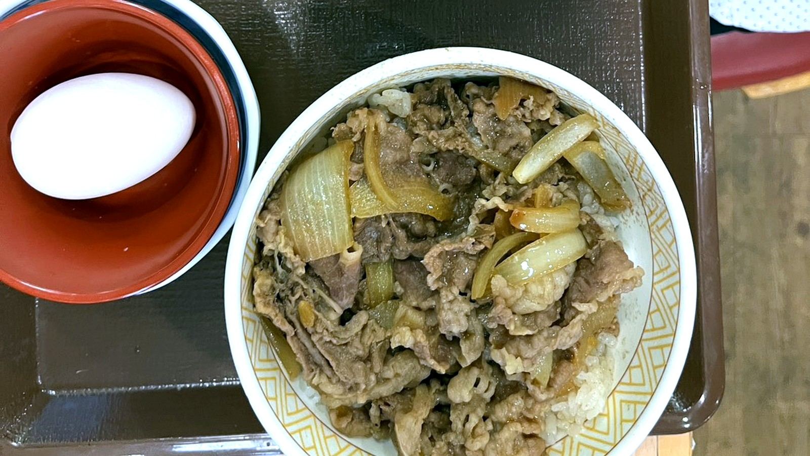 牛丼、豚汁、生卵、お新香の定食セット