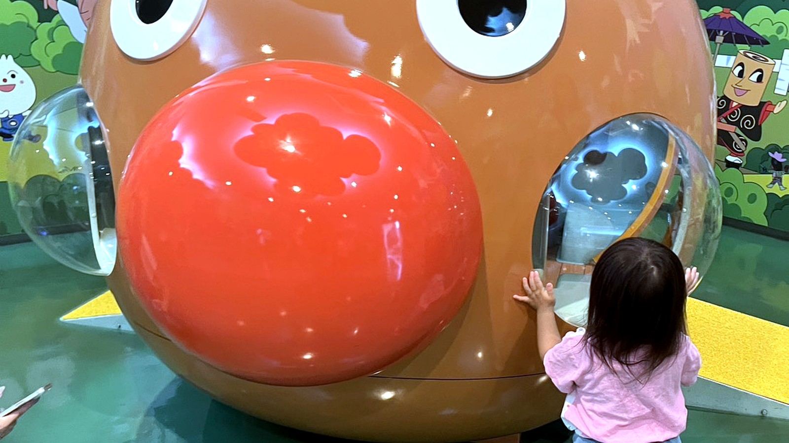 アンパンマン号の遊具で遊ぶ女の子