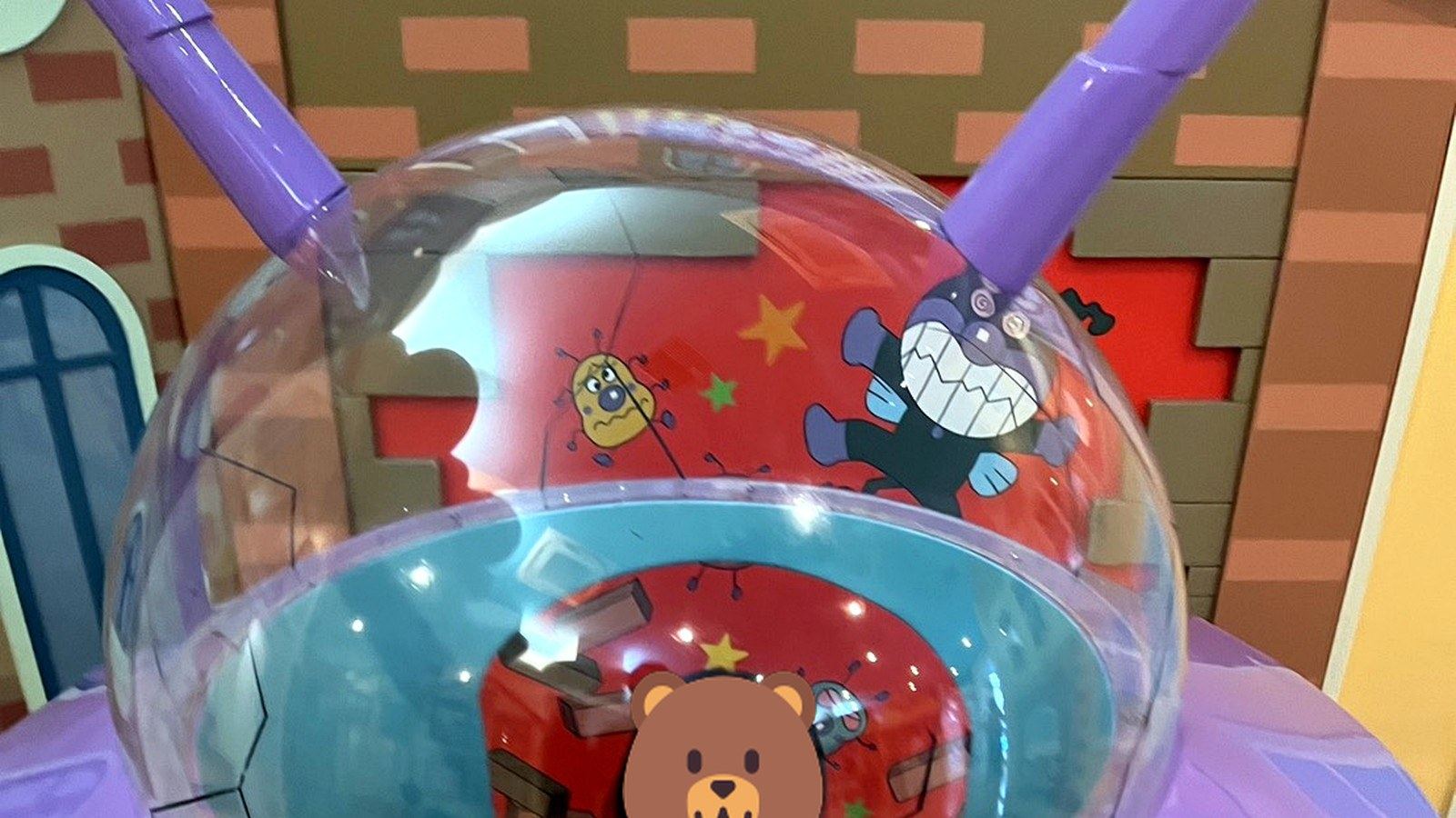 バイキンUFOの遊具で遊ぶ楽しそうな子供
