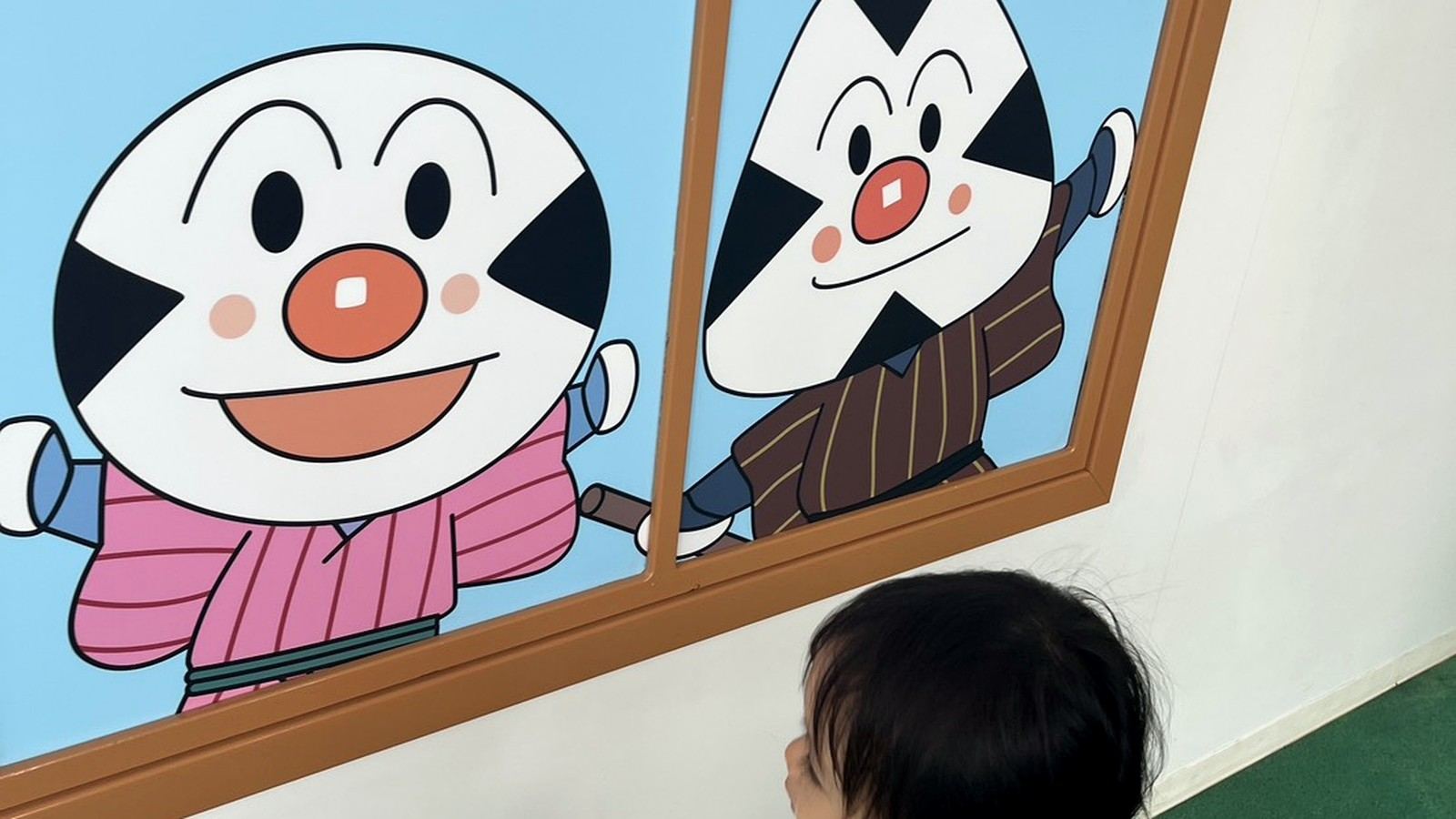 おむすびまん等の絵を見る子供