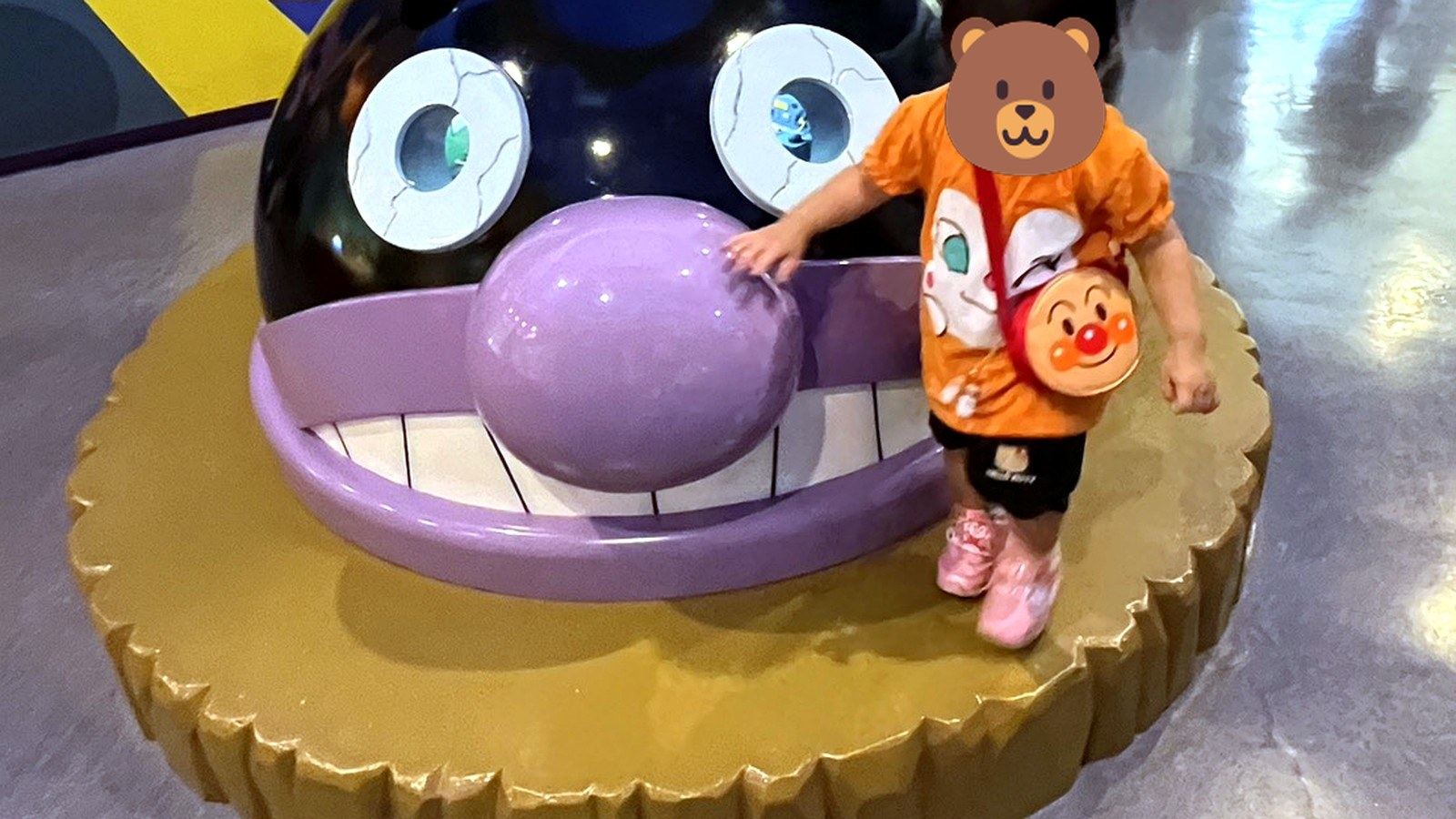バイキンマンのオブジェと触れ合う子供