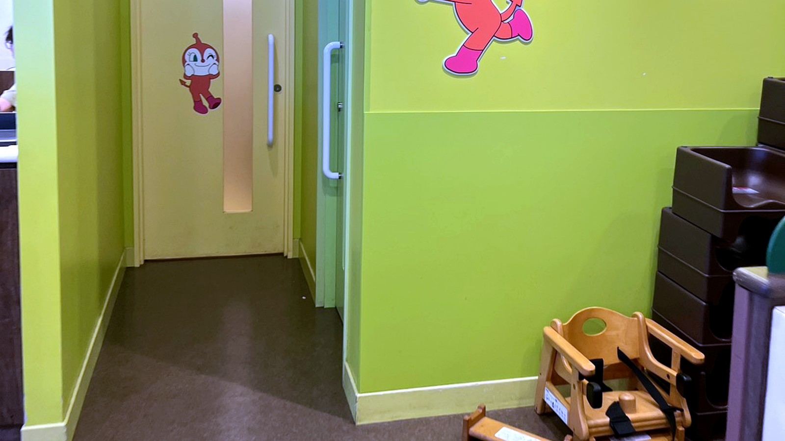 キャラクターのイラストがあるトイレ周辺の店内