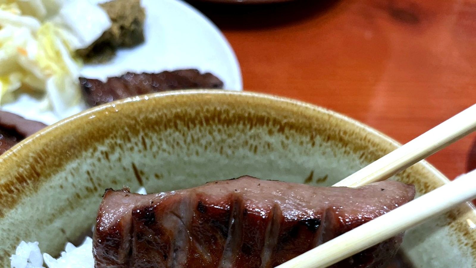 ご飯に乗せた厚切り牛タン