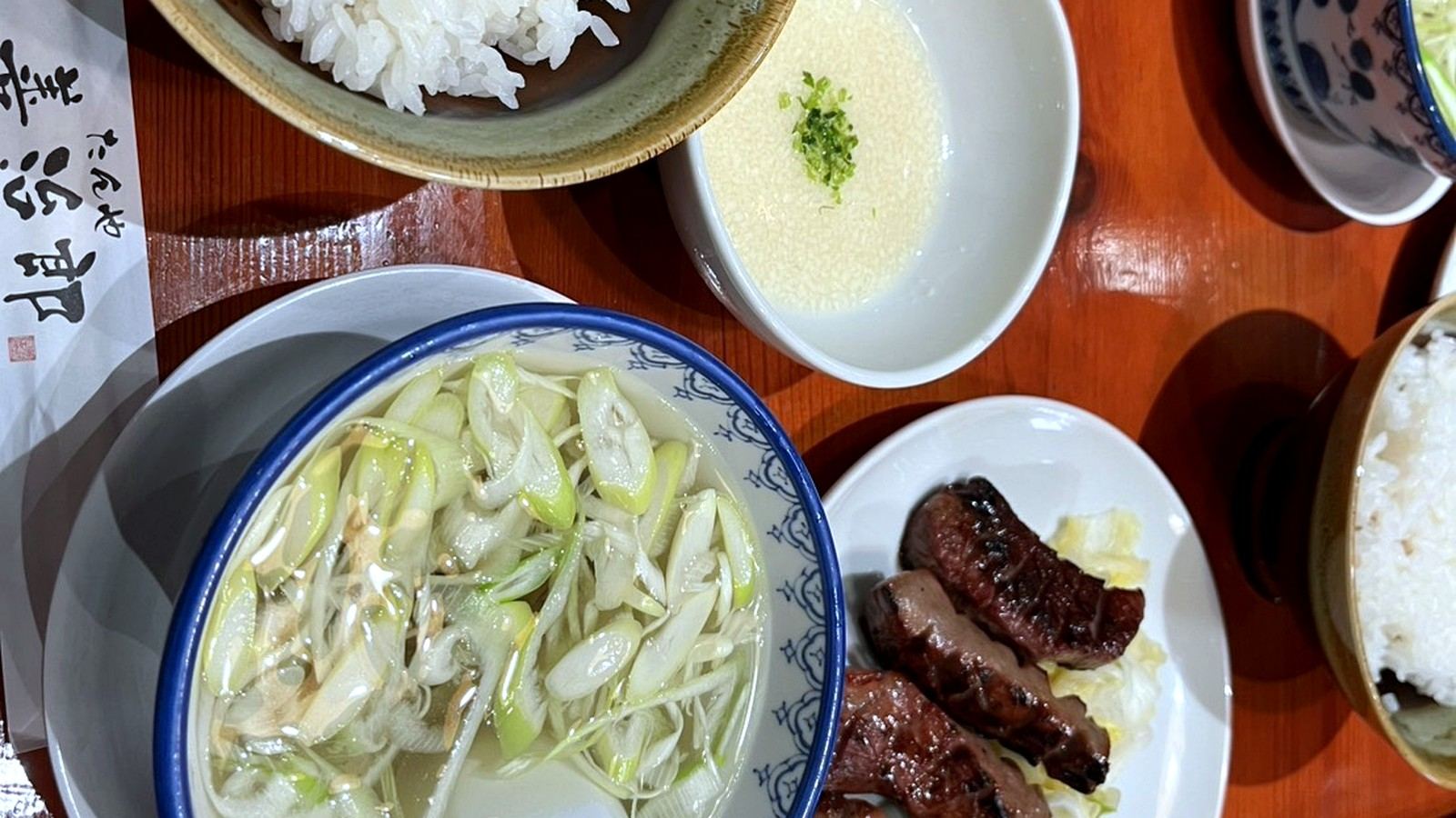 牛タン焼きやテールスープなどの牛タン定食