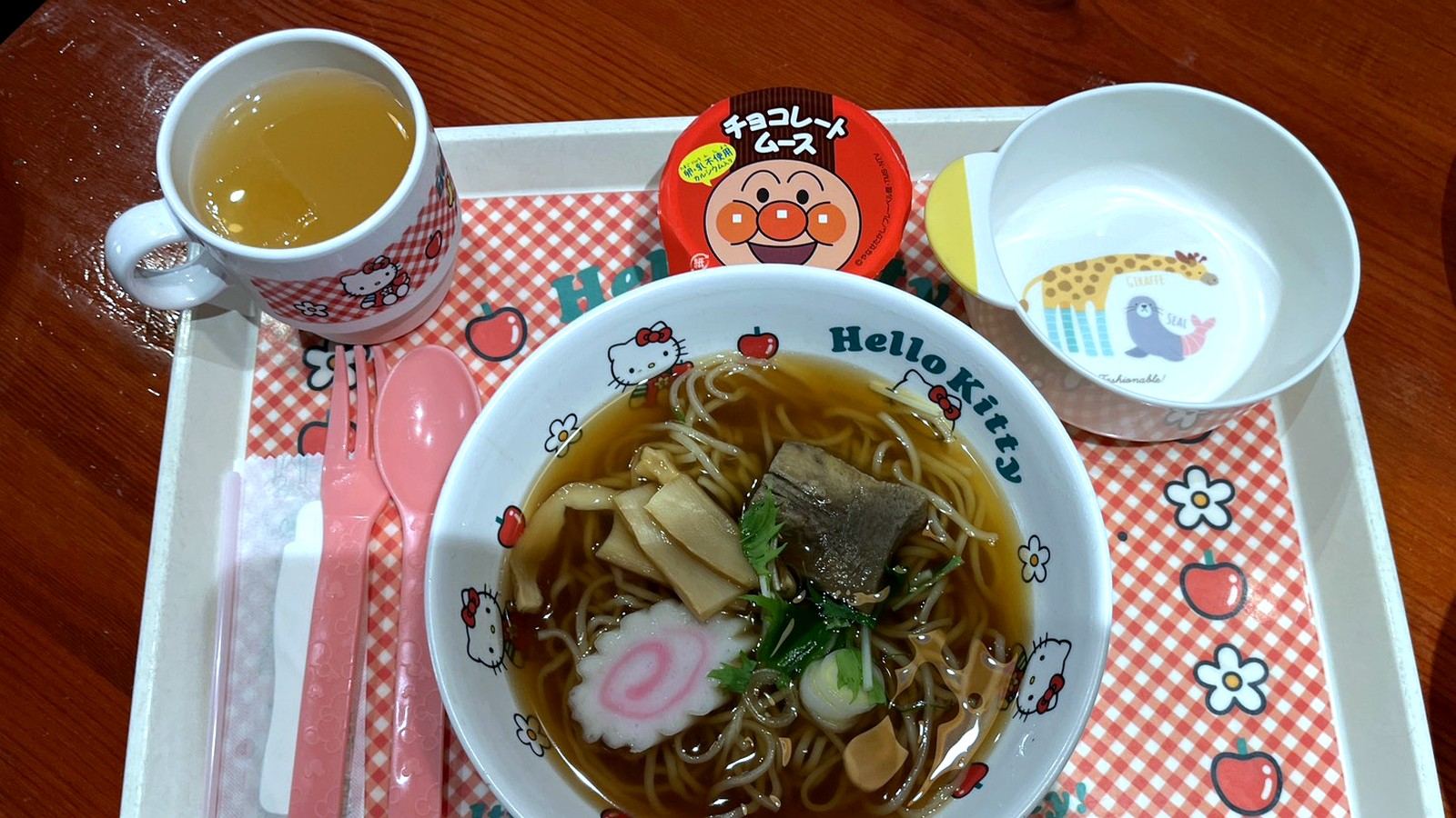 ハローキティの食器に乗ったお子様ラーメン