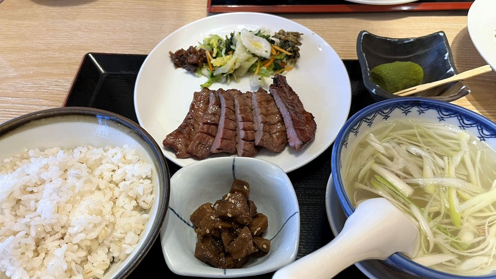 牛たん焼き定食、テールスープ、麦飯