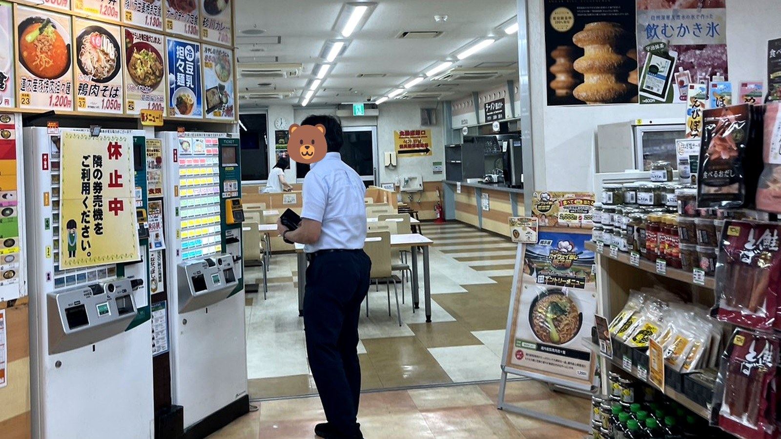 サービスエリアのフードコートと売店