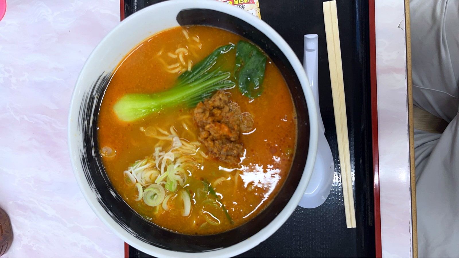 チンゲン菜と肉味噌が乗った担々麺