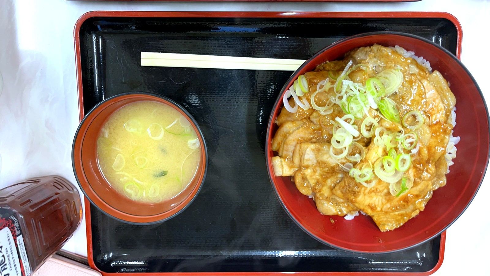 豚丼と味噌汁の定食セット