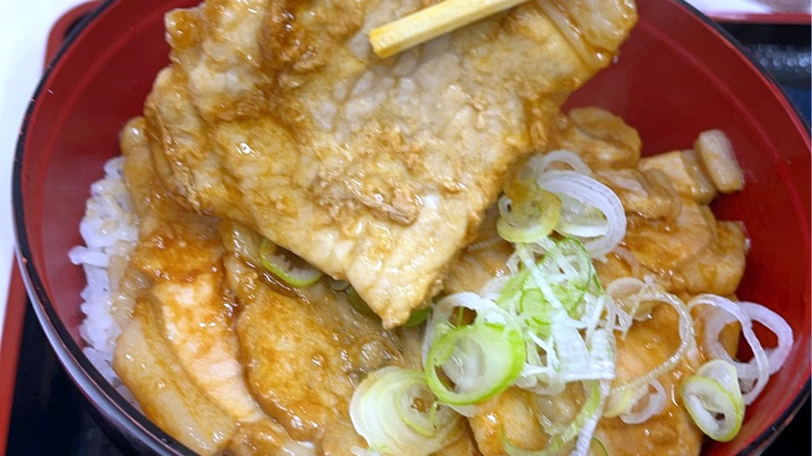 箸で持ち上げられた豚丼の肉