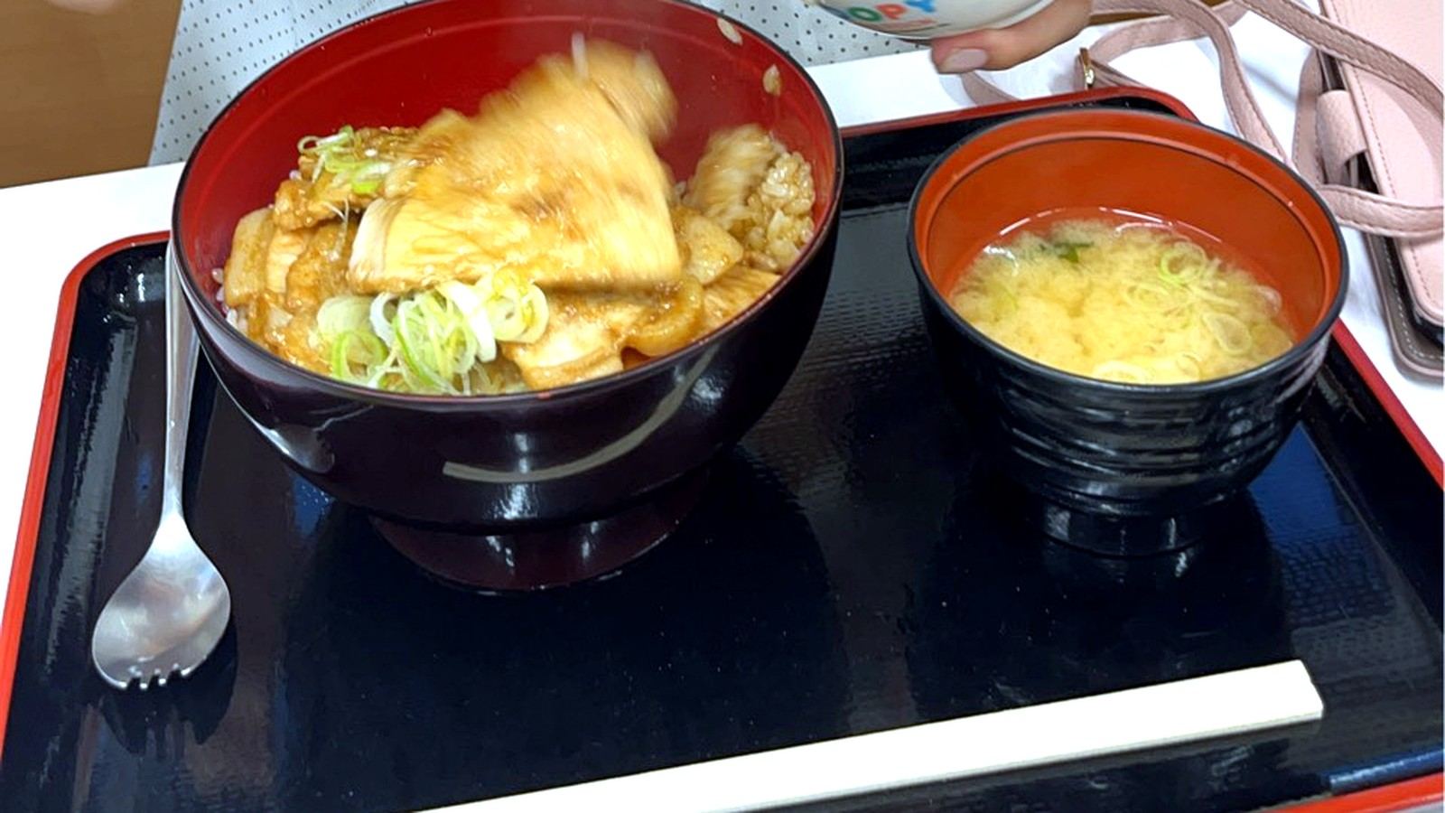 豚丼を取り分ける女性の食事風景