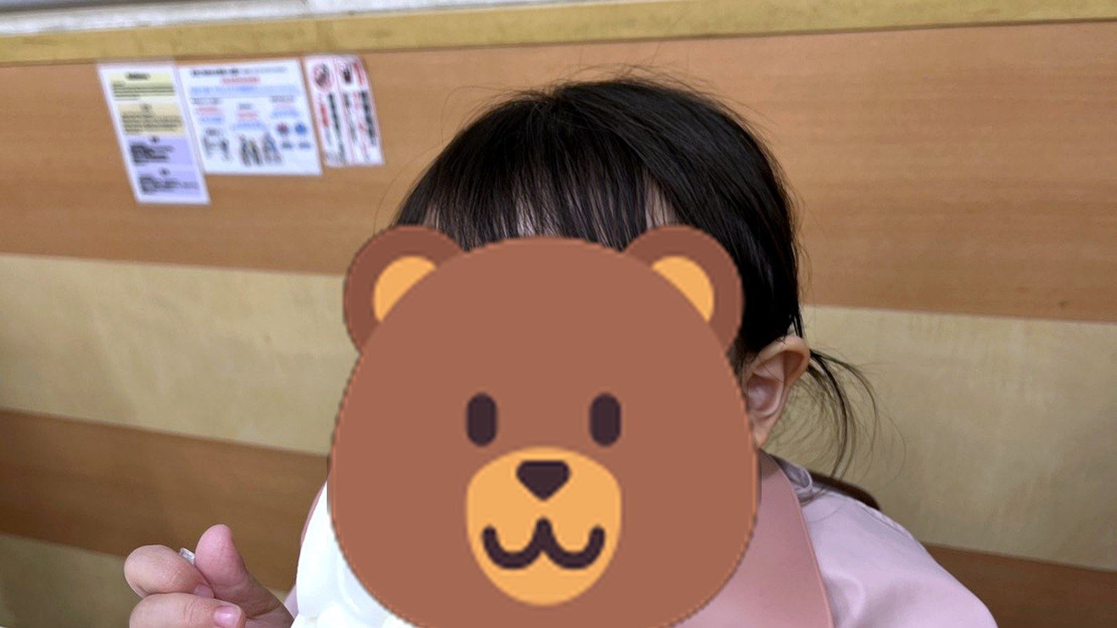 ソフトクリームを見つめる子ども