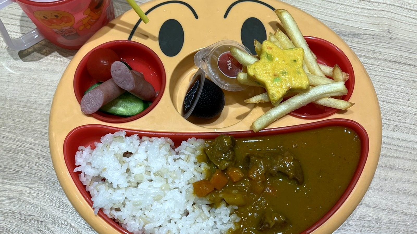 アンパンマンプレートに乗ったお子様カレーランチ