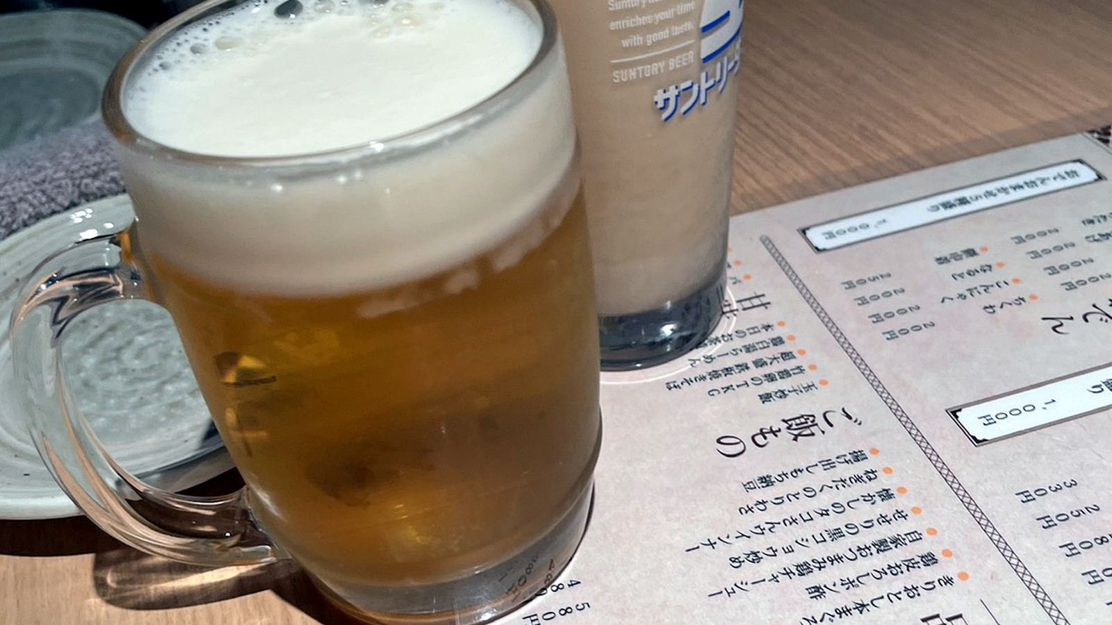 居酒屋のテーブルに並ぶ生ビールとドリンク